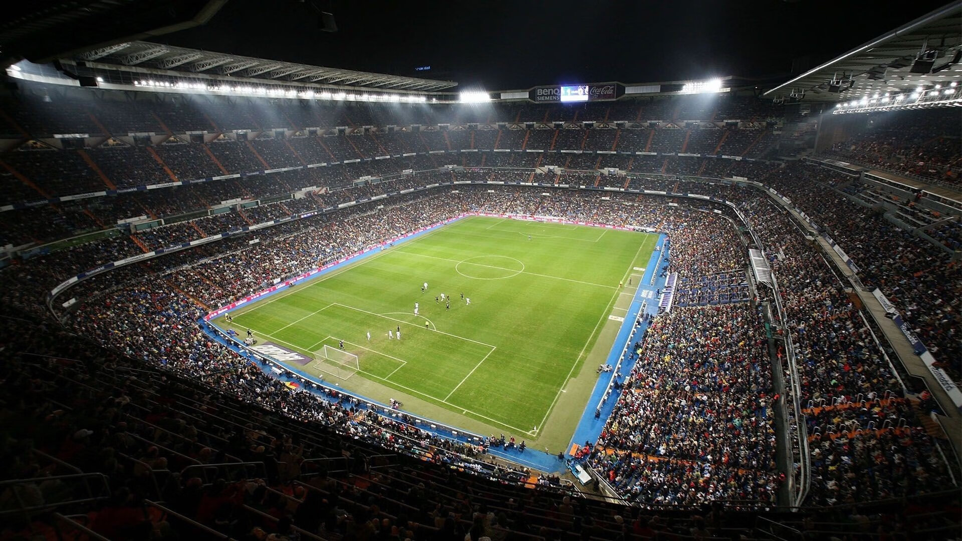 开云体育中心-双线冰火，巴黎圣日耳曼五连胜强势领跑，海港主帅深陷下课危局，冰火两重天！巴黎五连胜领跑，海港主帅陷下课危机